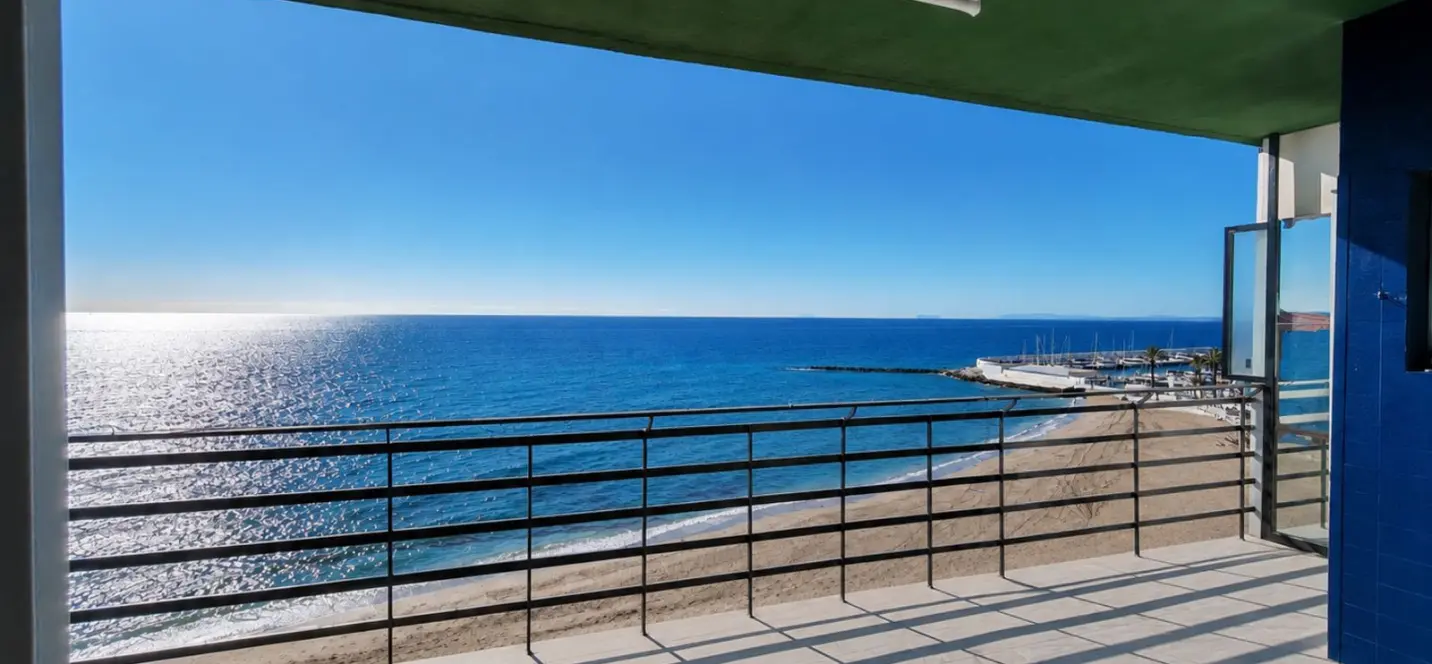 Venta de apartamento en planta media en Marbella 2