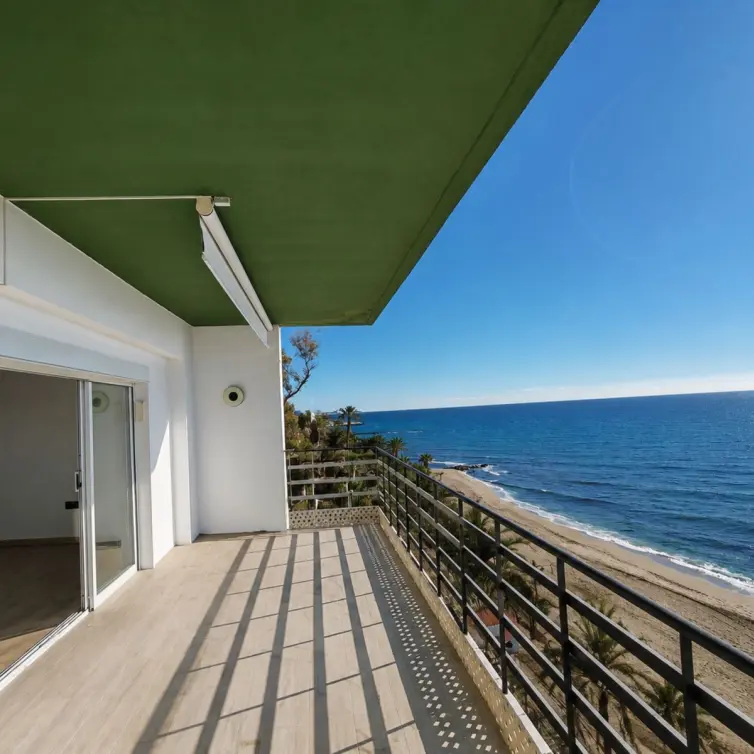 Venta de apartamento en planta media en Marbella