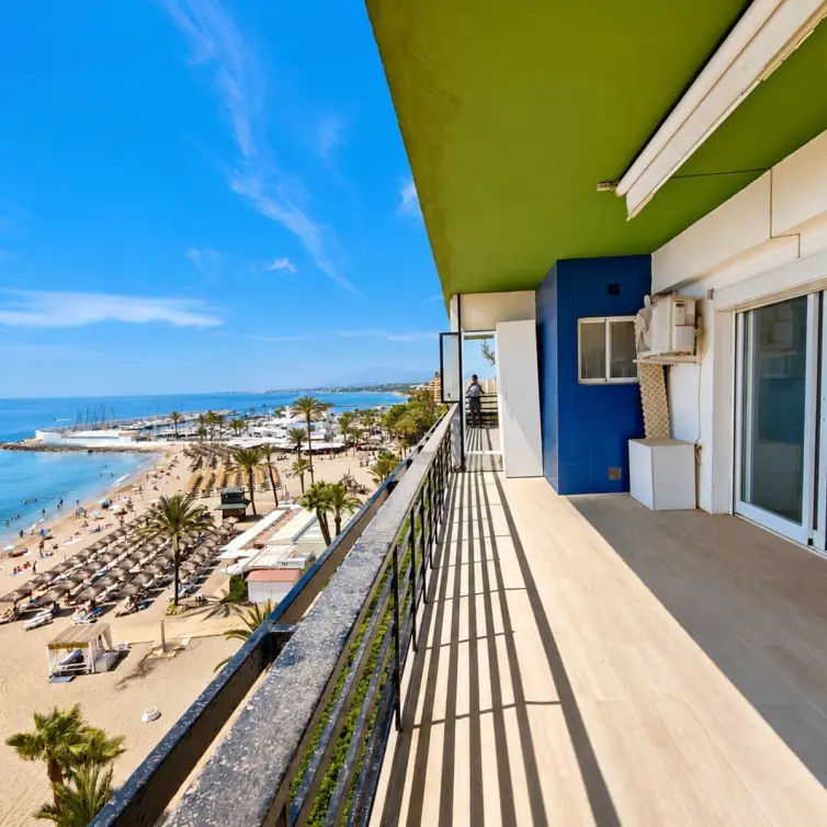 Venta de apartamento en planta media en Marbella