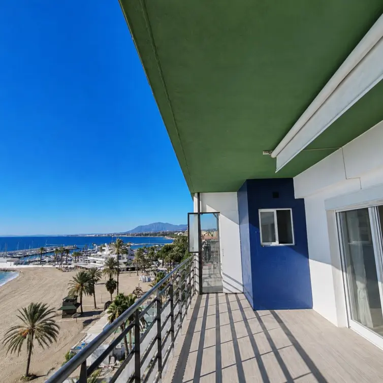 Venta de apartamento en planta media en Marbella