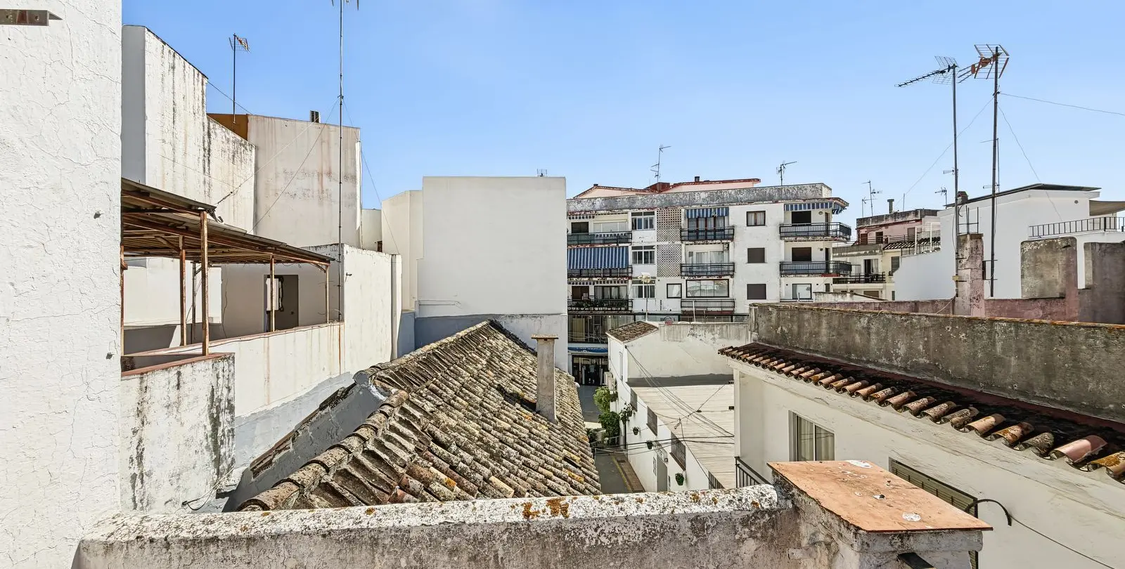 Продажа дома на две семьи в Estepona 57