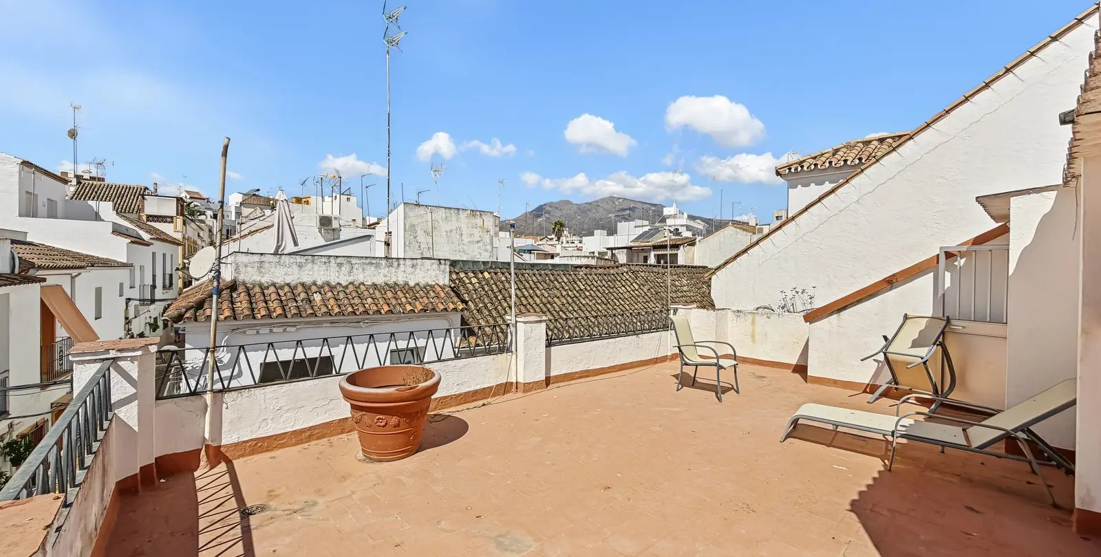 Продажа дома на две семьи в Estepona 62