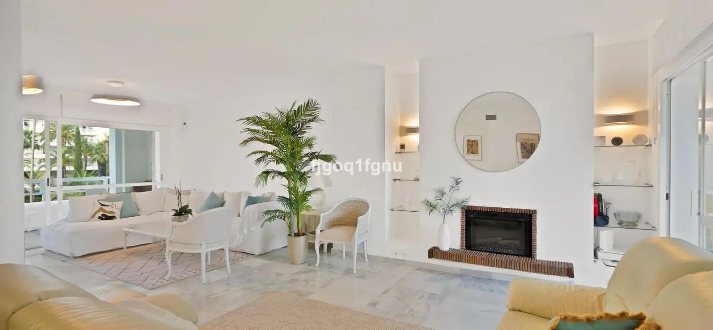 Venta de apartamento en planta media en Marbella 2