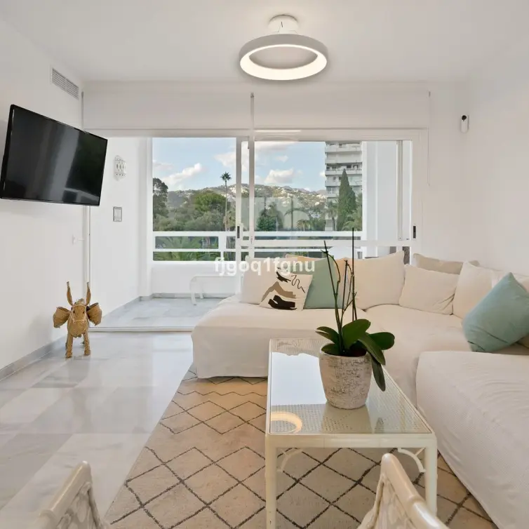 Venta de apartamento en planta media en Marbella