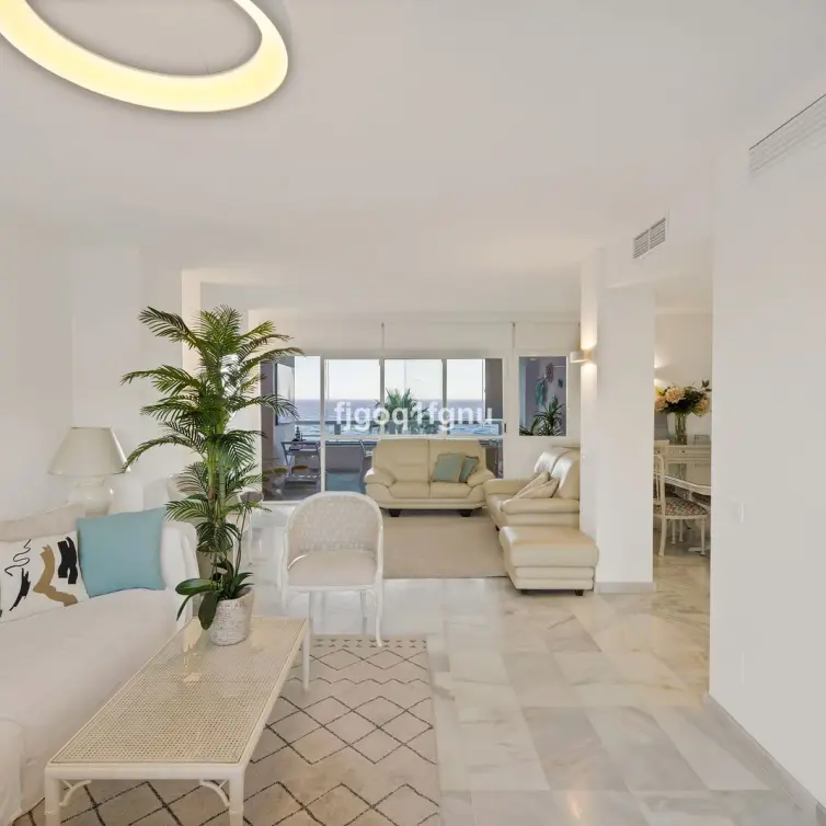 Продажа апартаментов на среднем этаже в Marbella