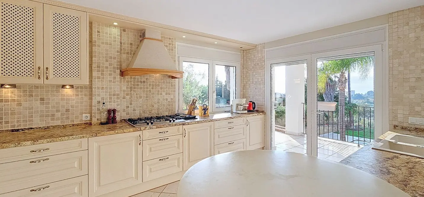 Venta de villa independiente en Estepona 2