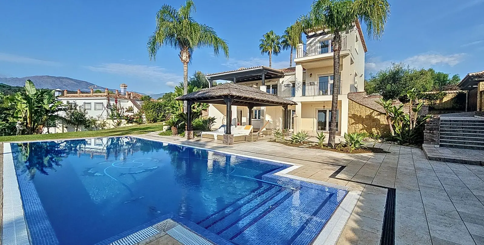 Venta de villa independiente en Estepona 30