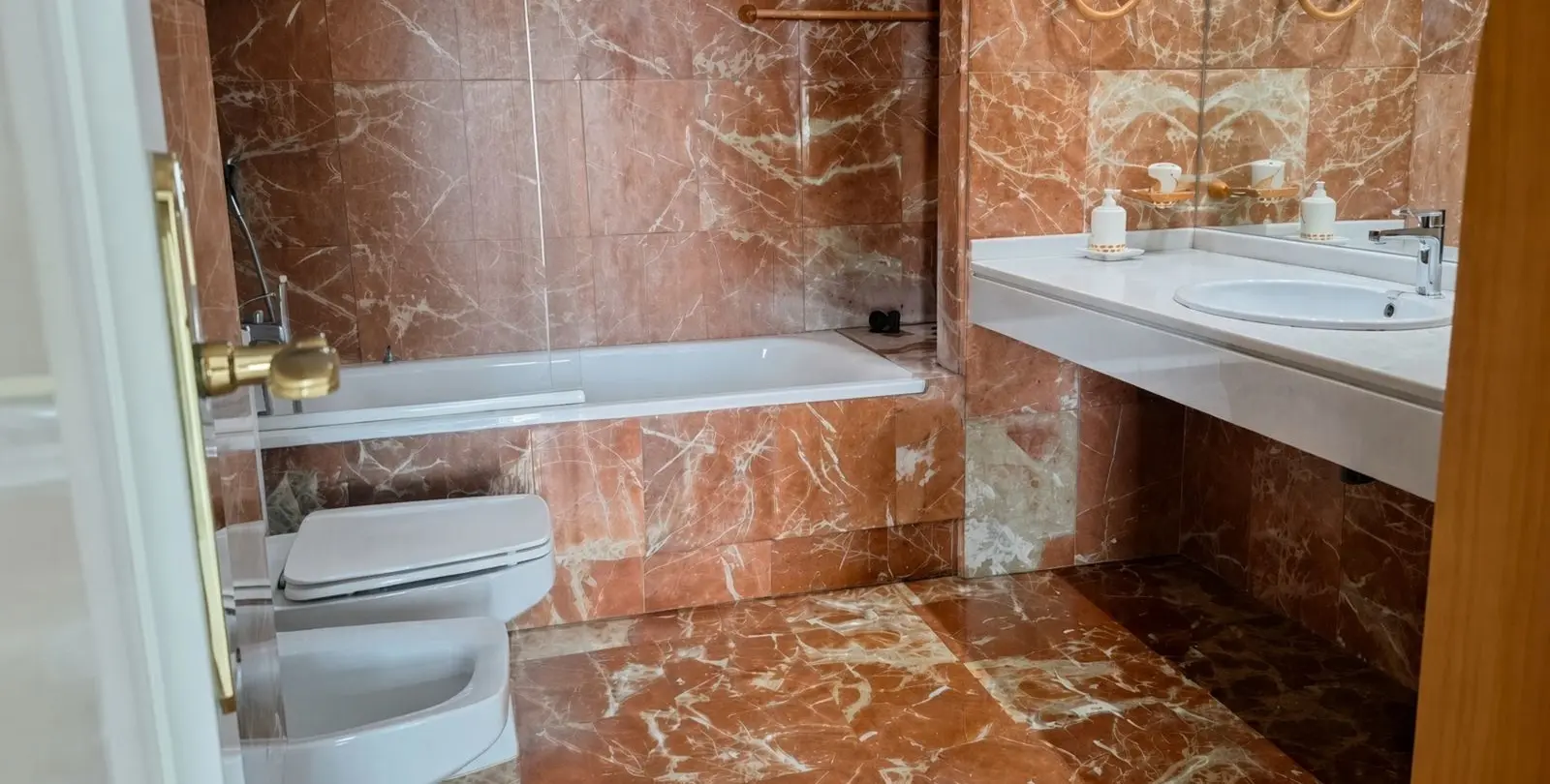 Продажа апартаментов на среднем этаже в Estepona 8