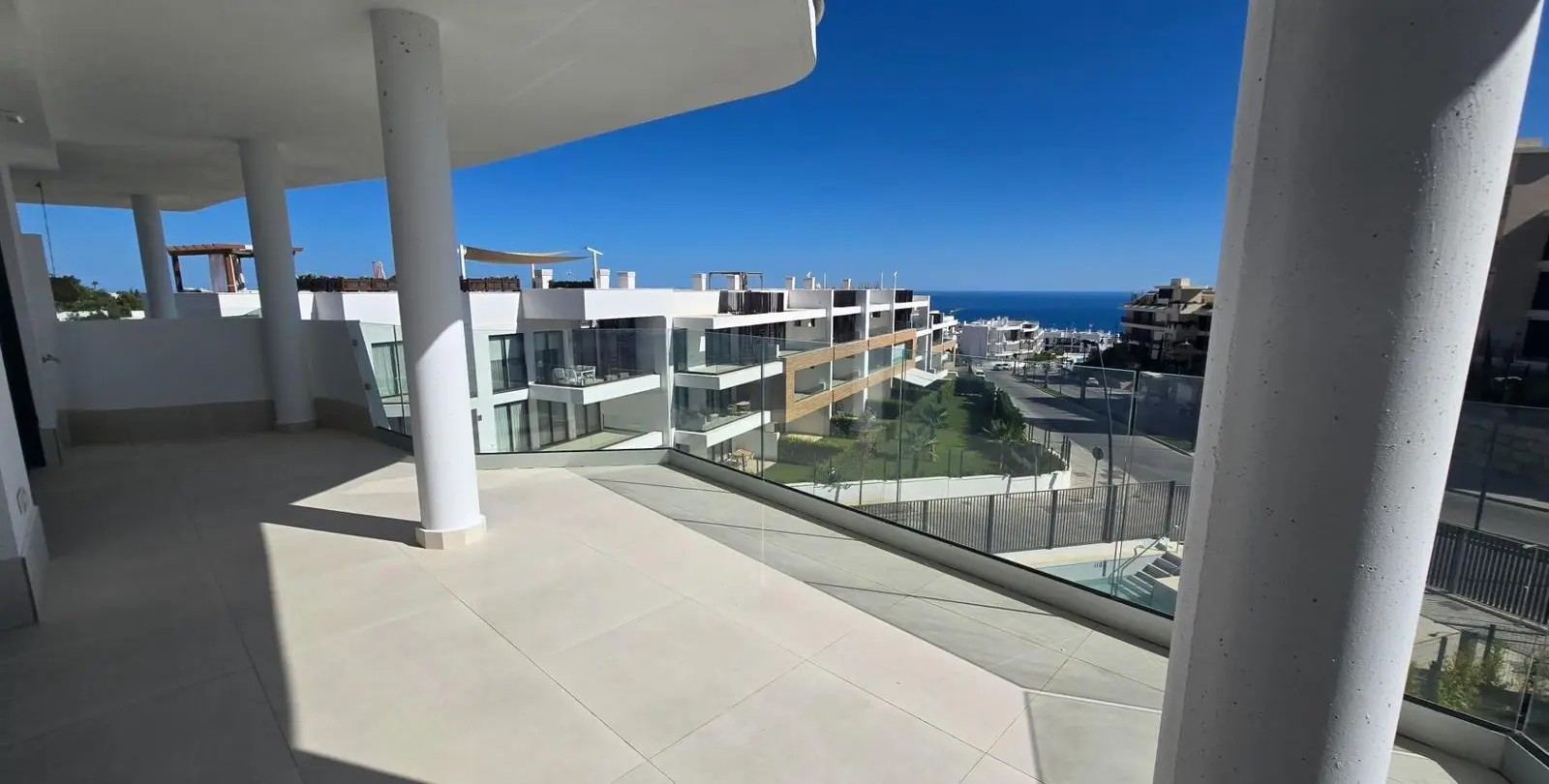 Sale of middle floor apartment in Fuengirola 2
