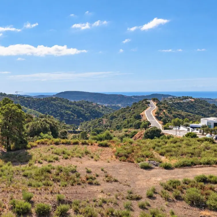Sale of residential plot in Benahavís