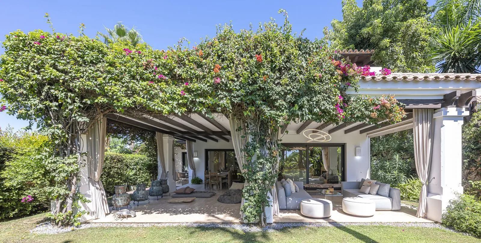 Sale of detached villa in The Golden Mile 1