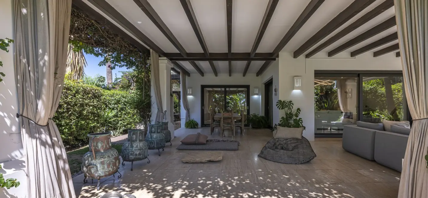 Sale of detached villa in The Golden Mile 4