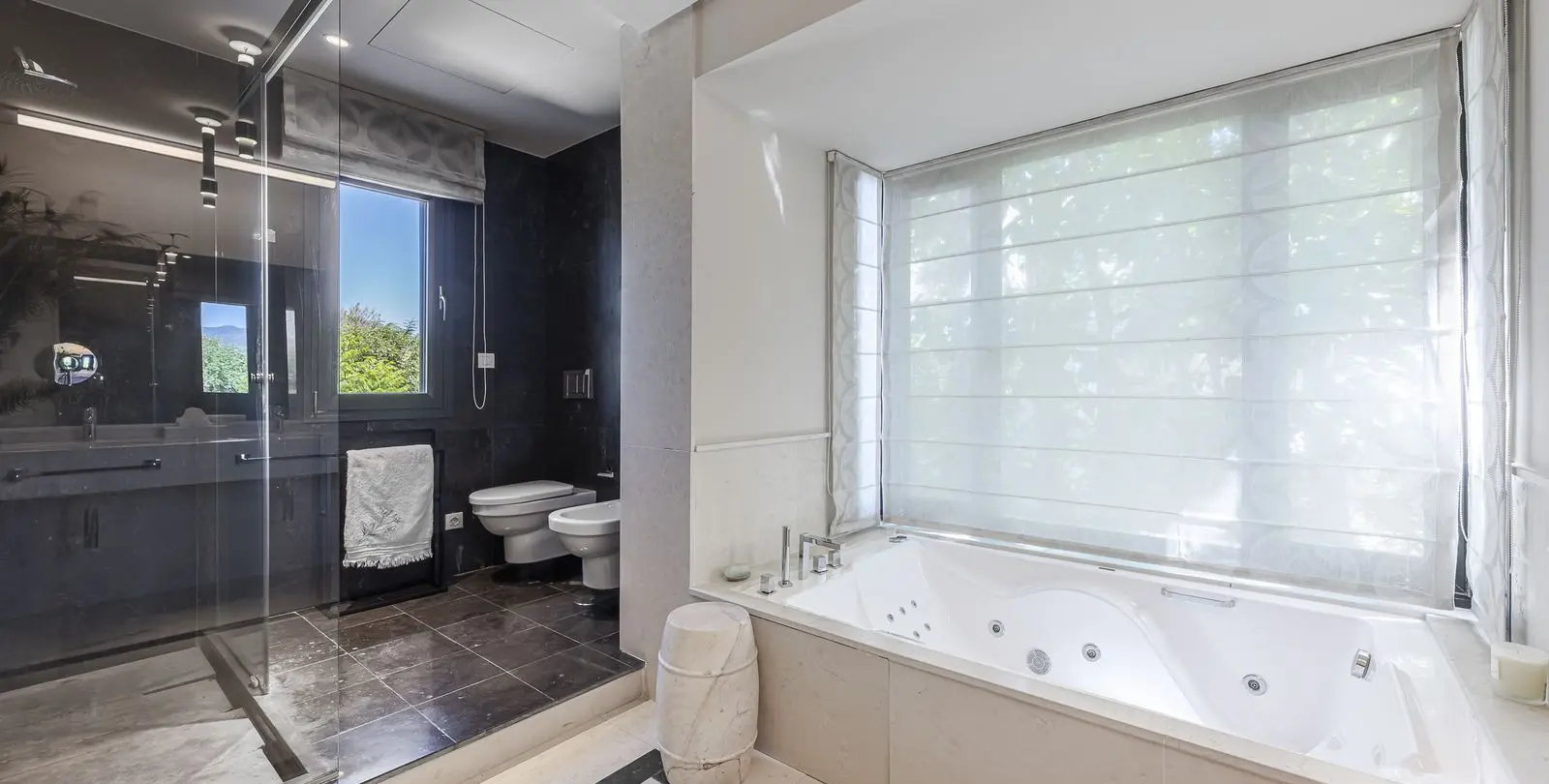 Sale of detached villa in The Golden Mile 29