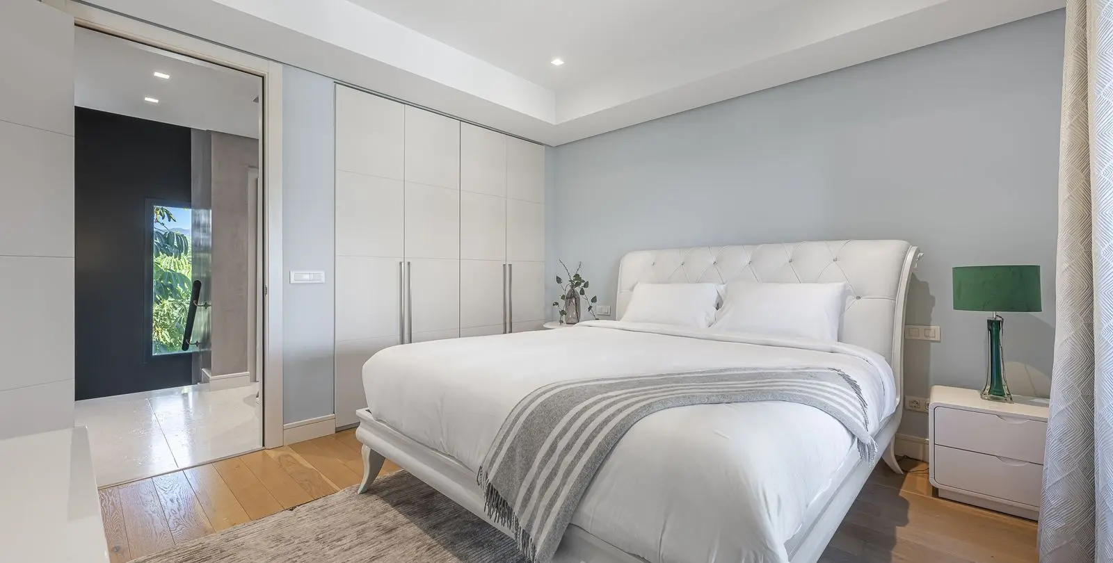 Sale of detached villa in The Golden Mile 44