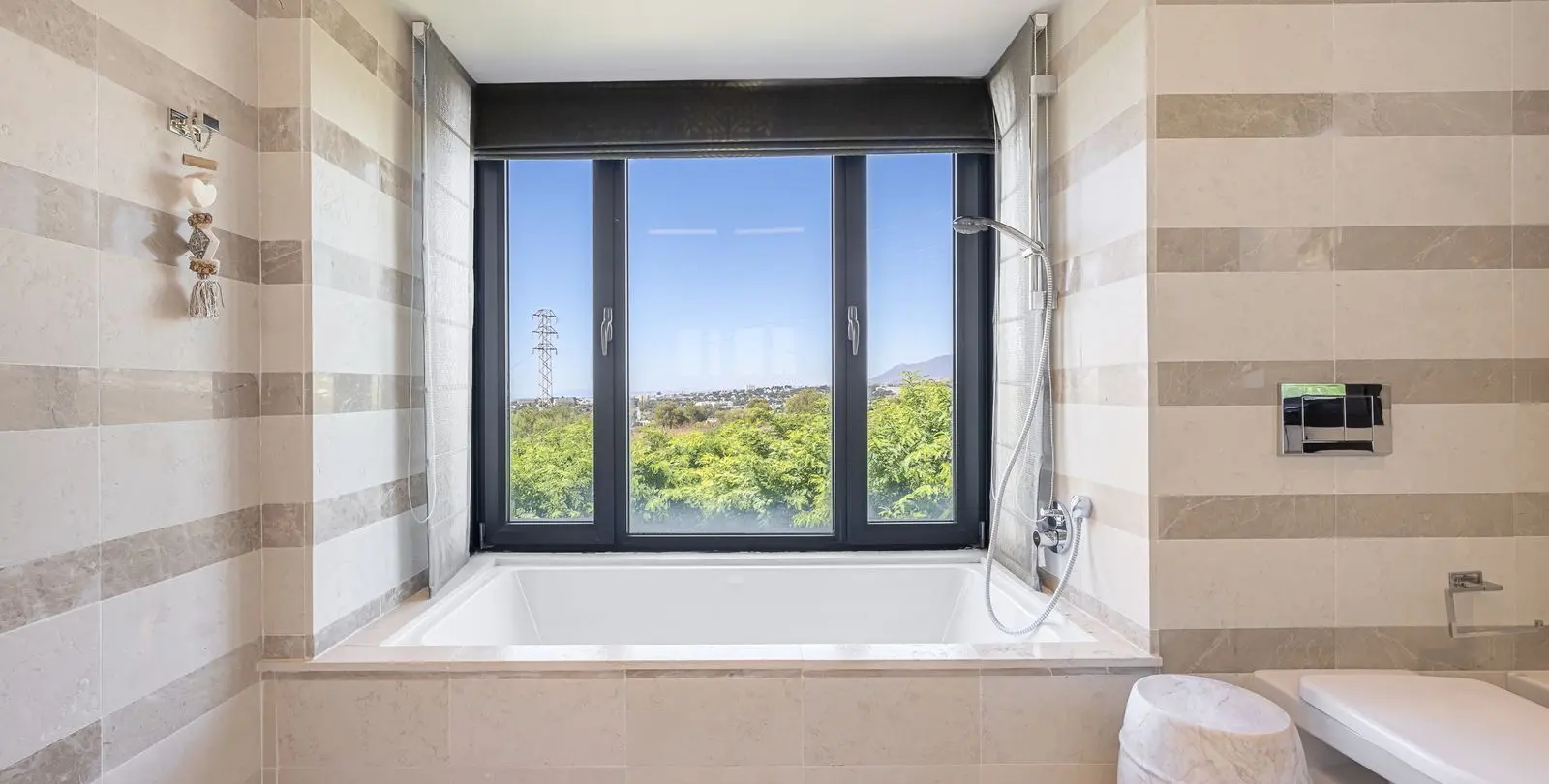 Sale of detached villa in The Golden Mile 48