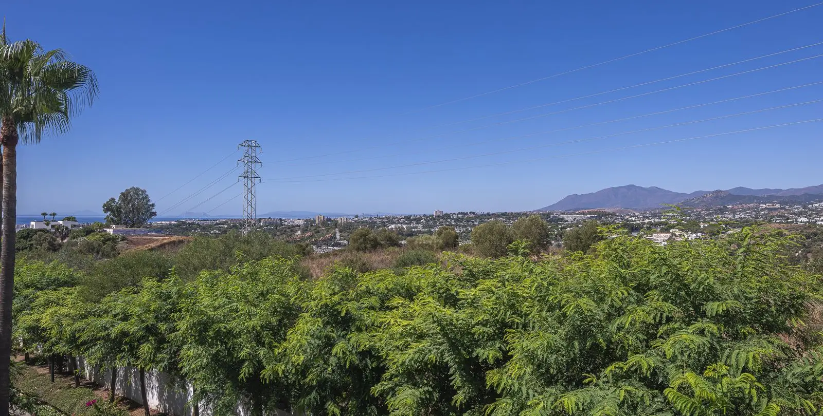 Sale of detached villa in The Golden Mile 50