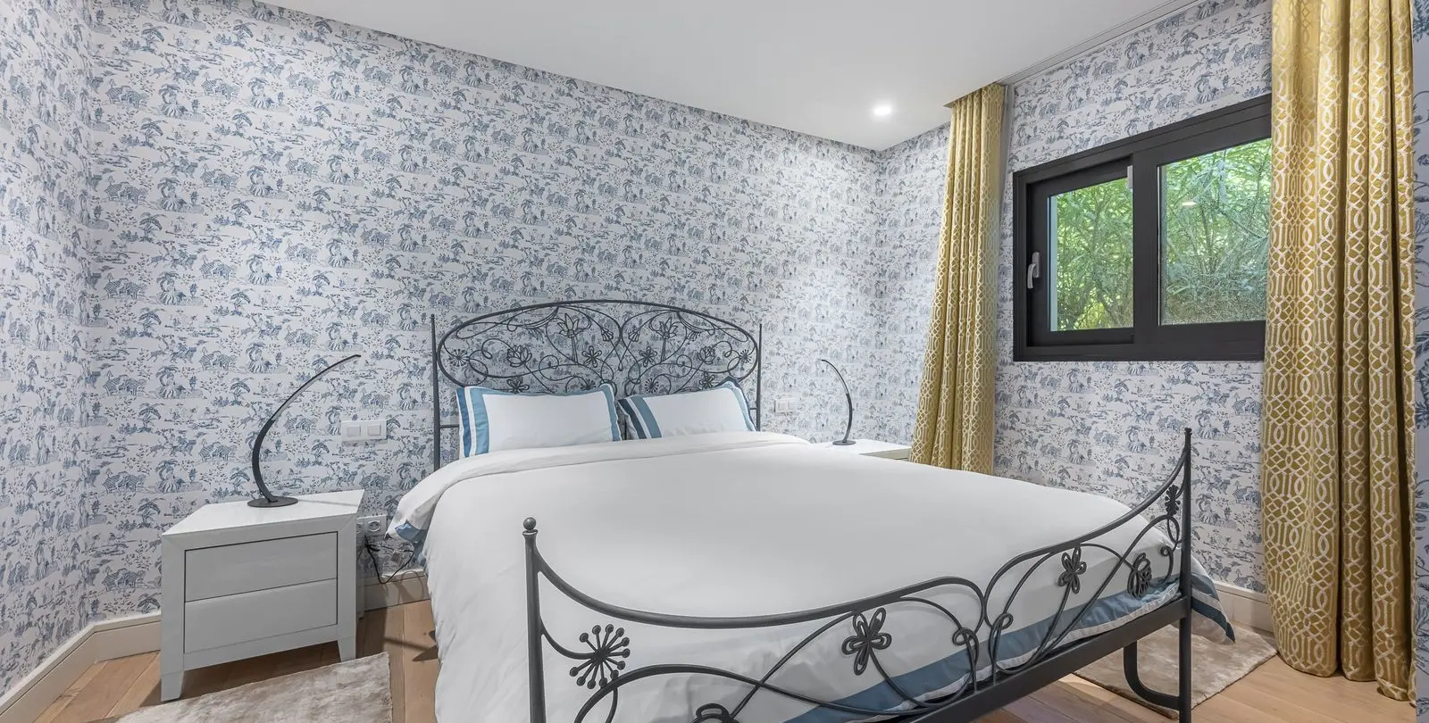 Sale of detached villa in The Golden Mile 55