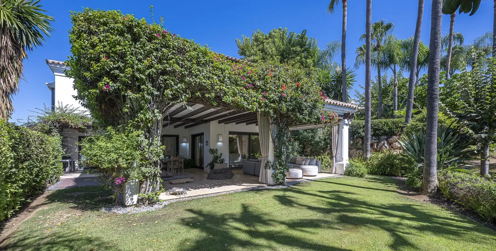 Sale of detached villa in The Golden Mile 69