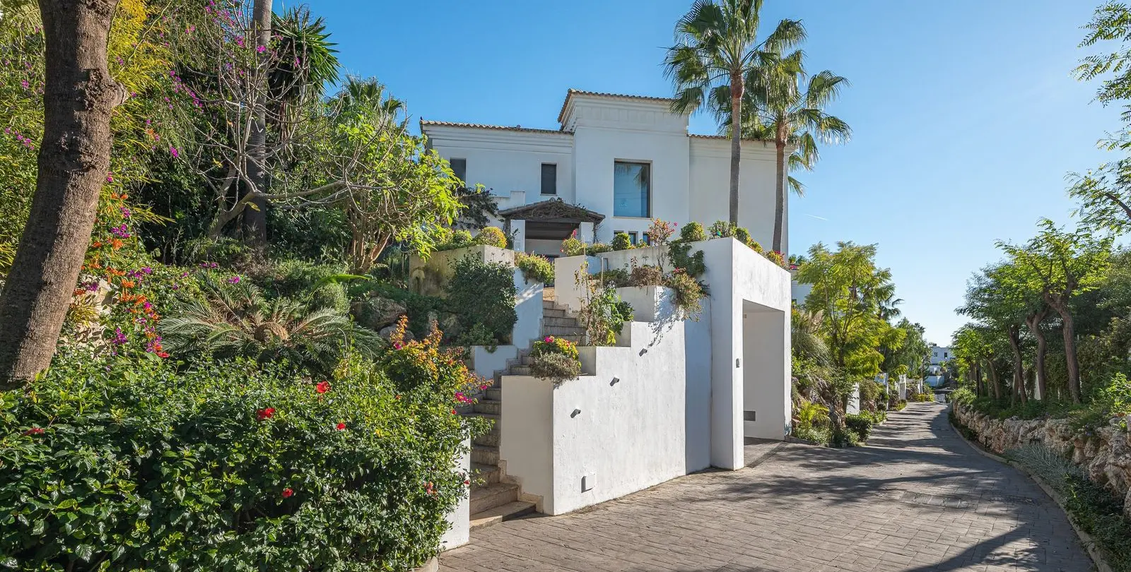 Sale of detached villa in The Golden Mile 70