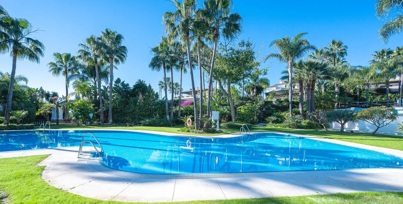 Sale of detached villa in The Golden Mile 74