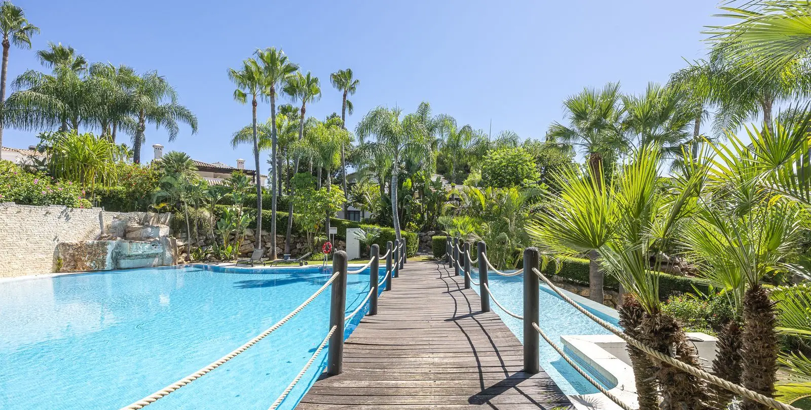 Sale of detached villa in The Golden Mile 80