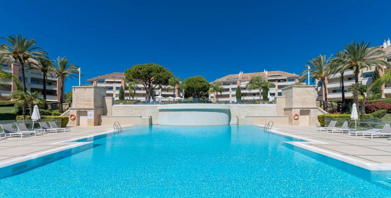 Sale of middle floor apartment in The Golden Mile 1