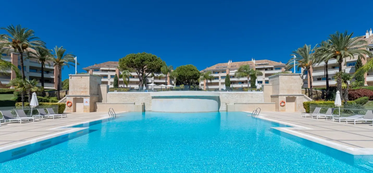 Sale of middle floor apartment in The Golden Mile 0