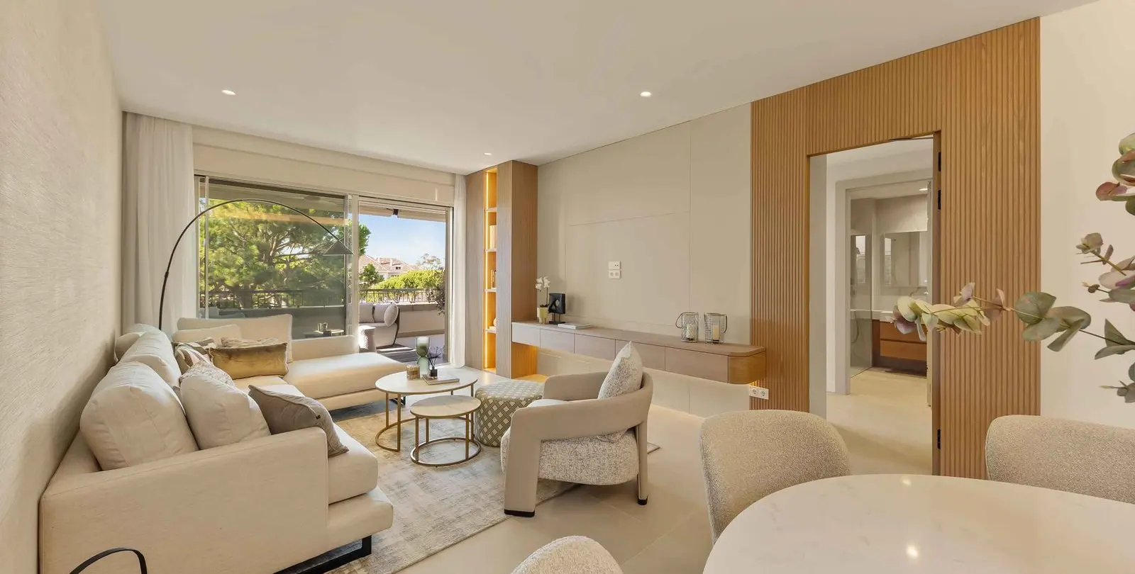 Sale of middle floor apartment in The Golden Mile 2