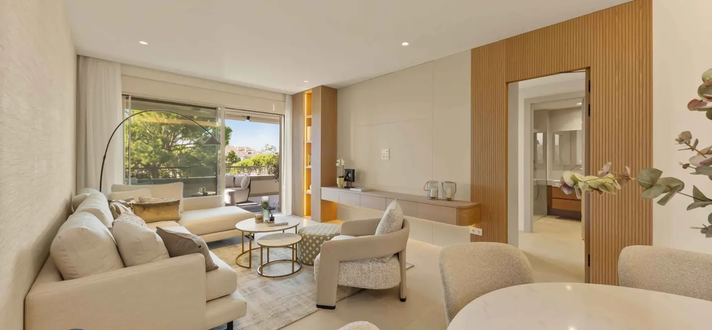Sale of middle floor apartment in The Golden Mile 1