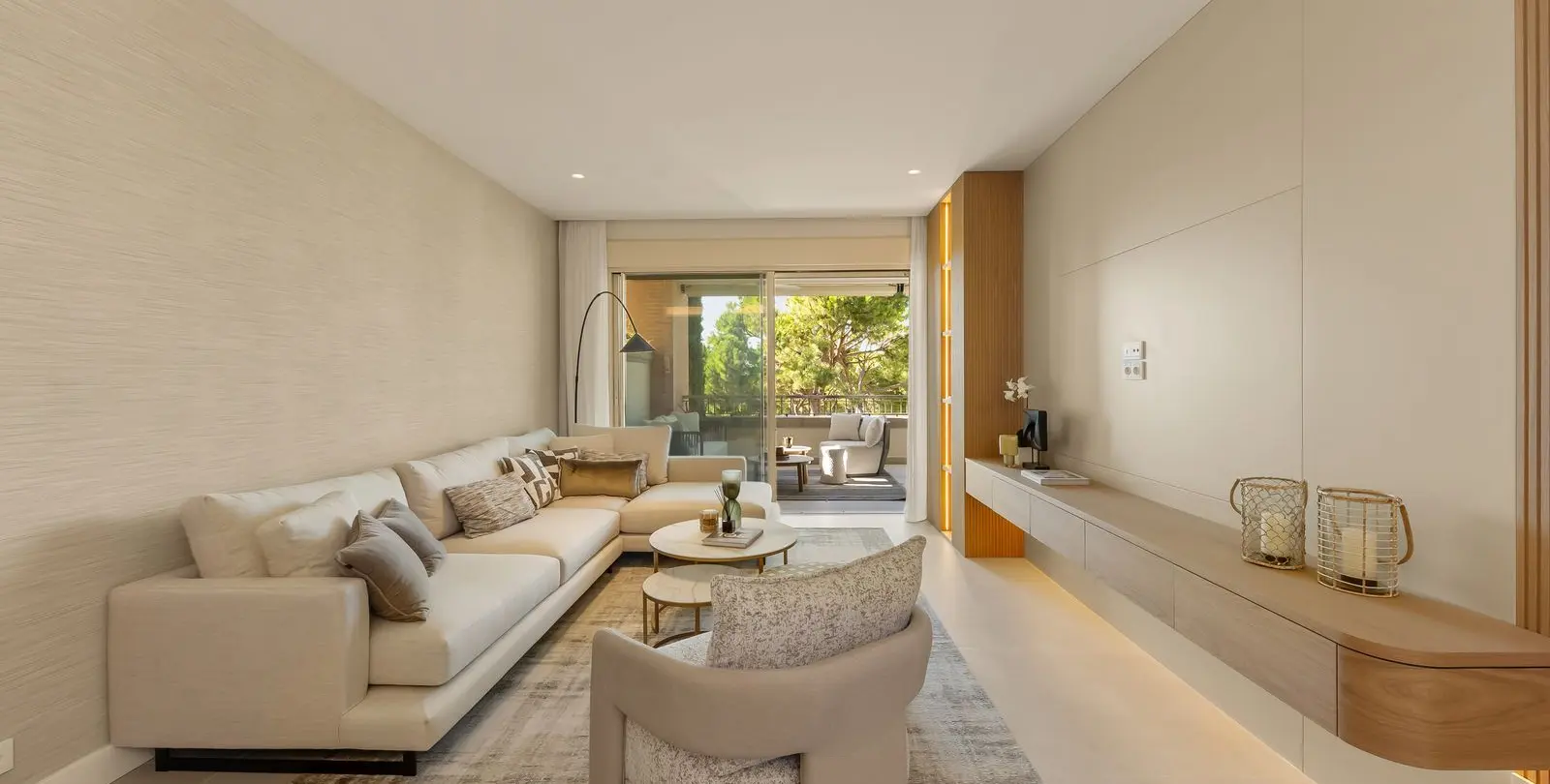 Sale of middle floor apartment in The Golden Mile 4