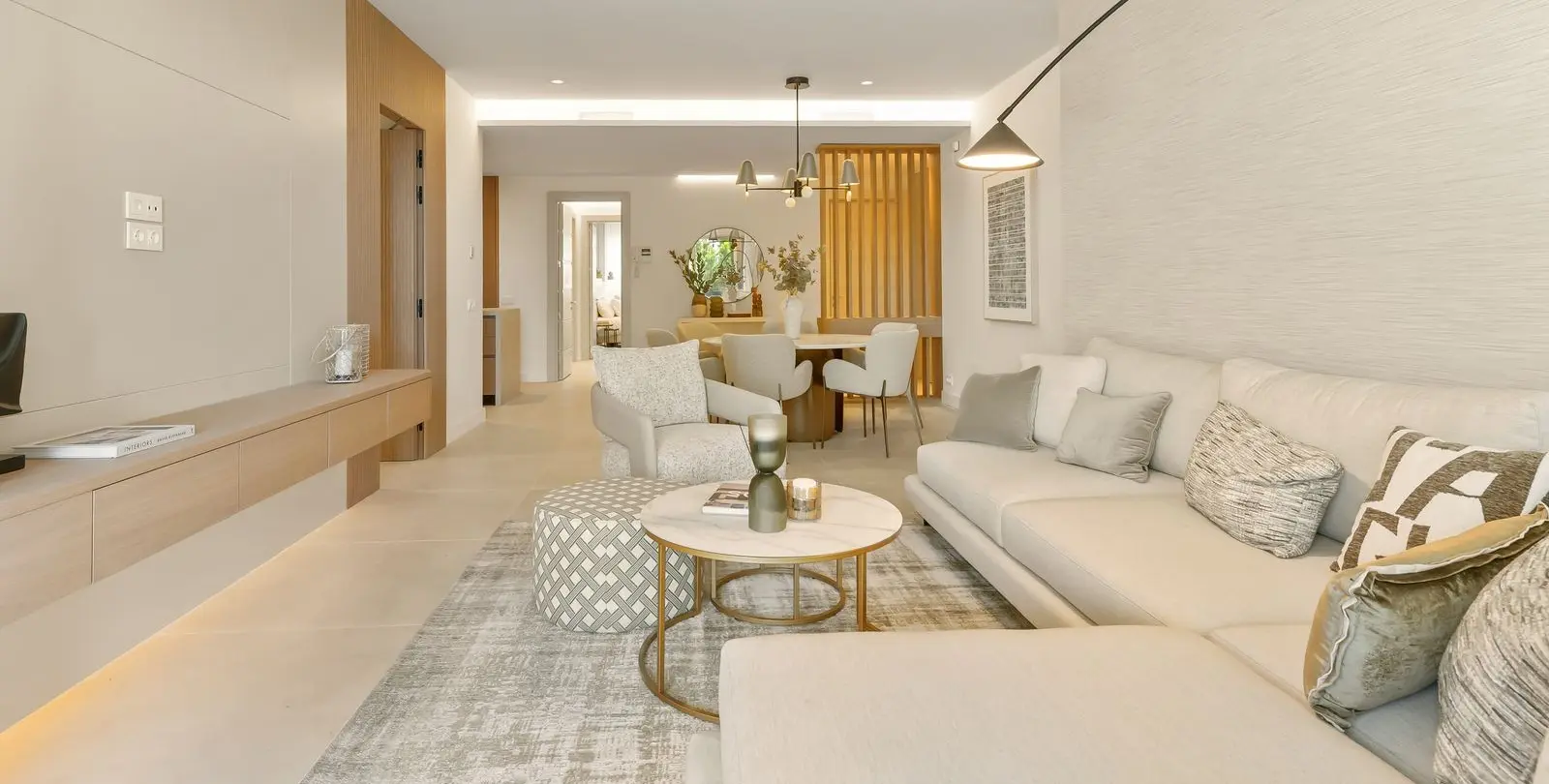 Sale of middle floor apartment in The Golden Mile 5