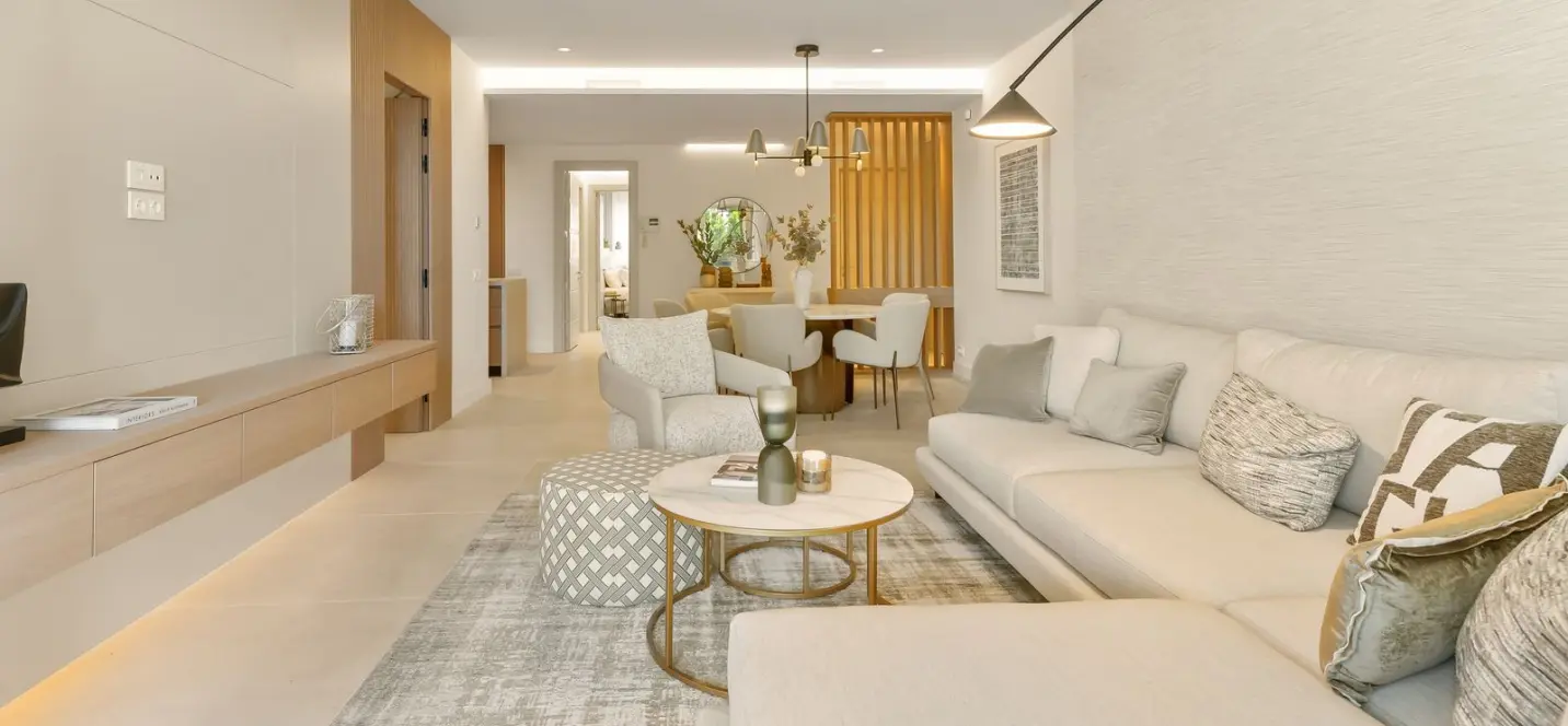 Sale of middle floor apartment in The Golden Mile 4