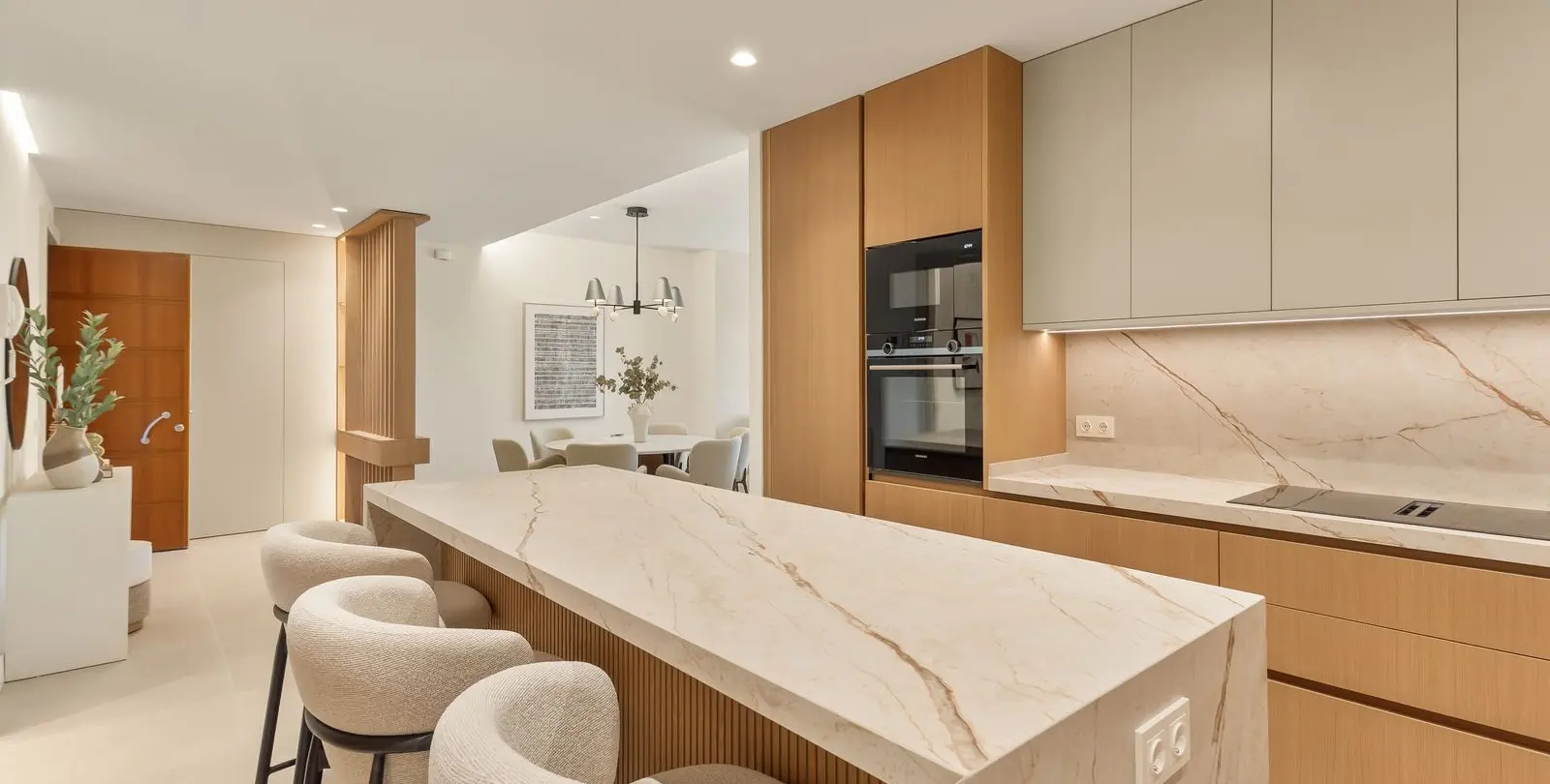 Sale of middle floor apartment in The Golden Mile 8