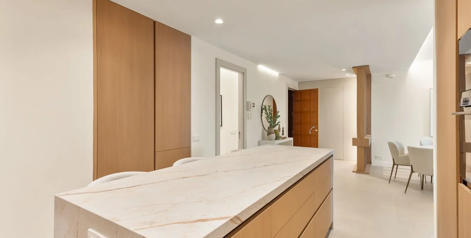 Sale of middle floor apartment in The Golden Mile 9