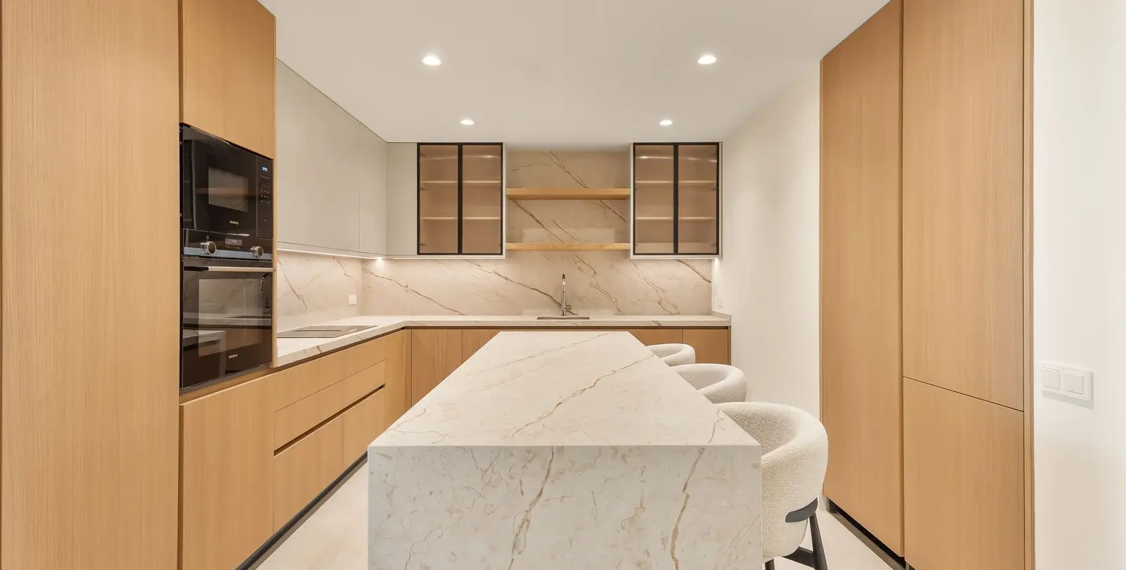 Sale of middle floor apartment in The Golden Mile 10