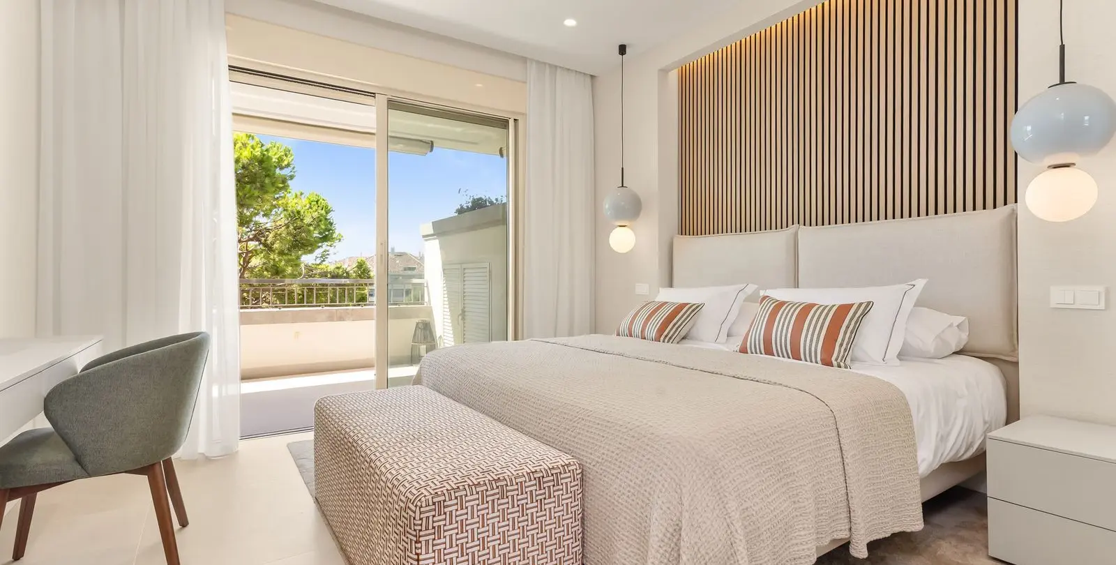 Sale of middle floor apartment in The Golden Mile 11