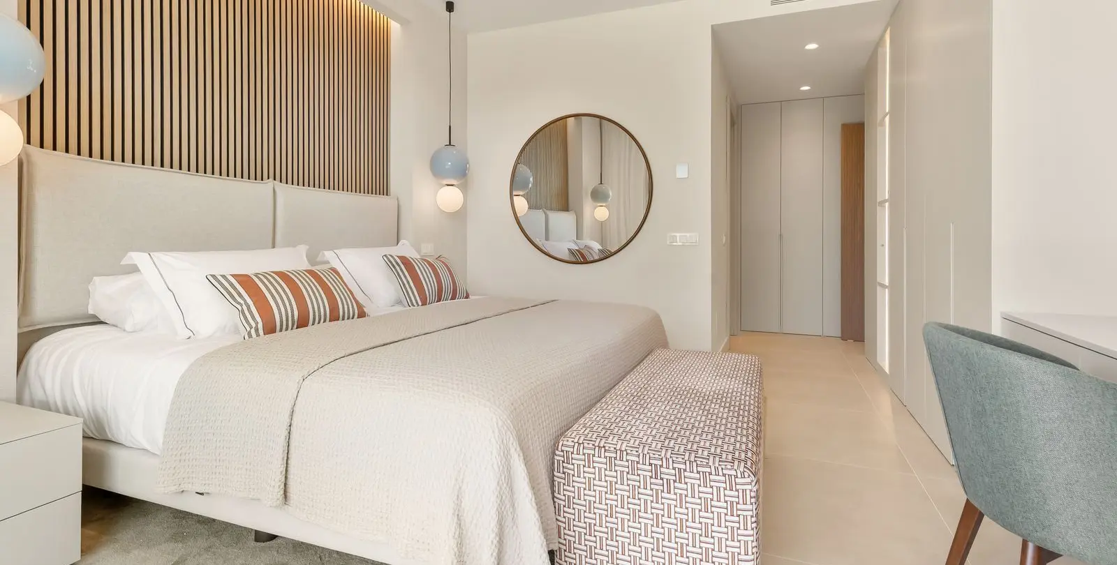 Sale of middle floor apartment in The Golden Mile 12