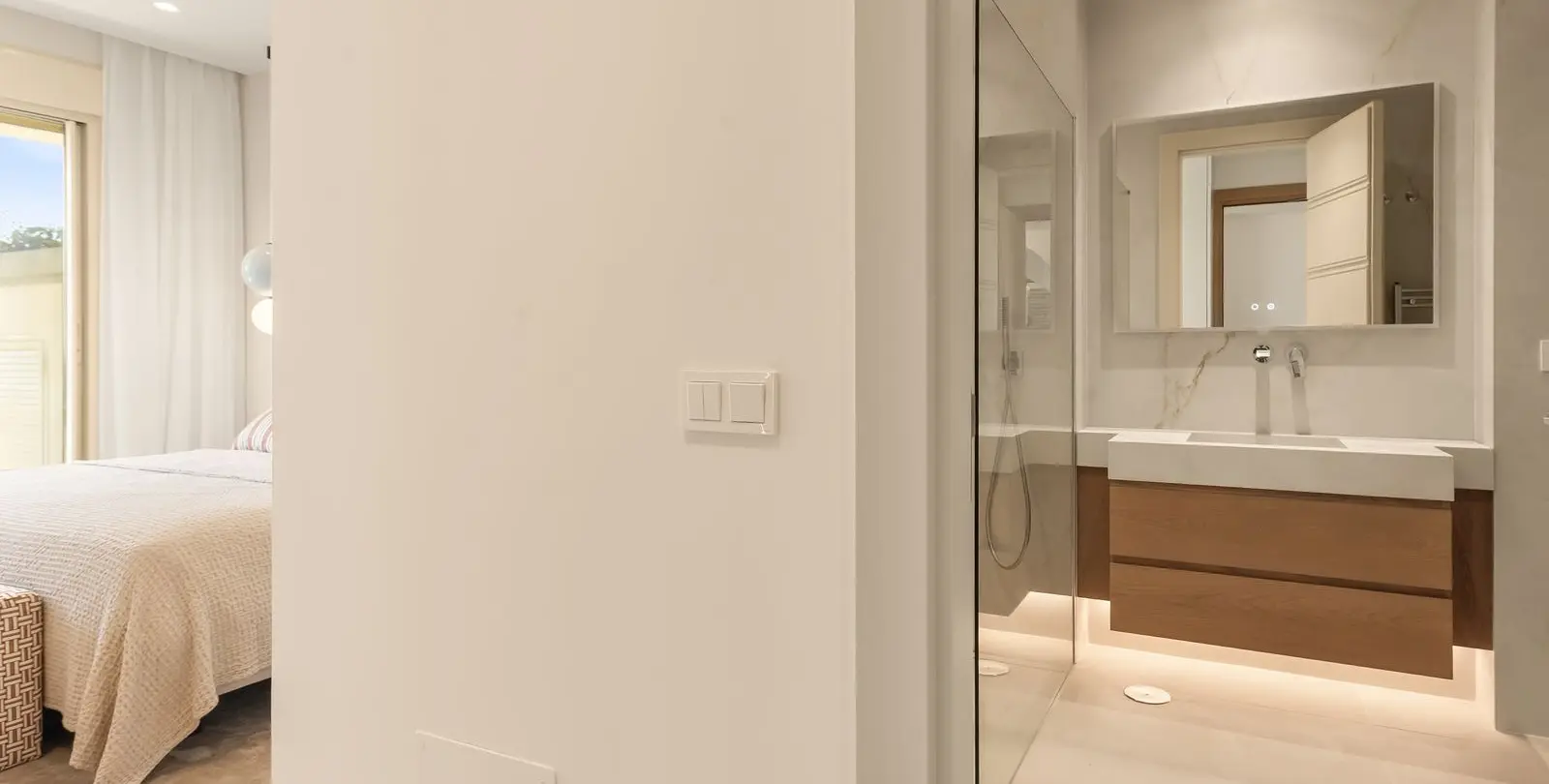 Sale of middle floor apartment in The Golden Mile 13