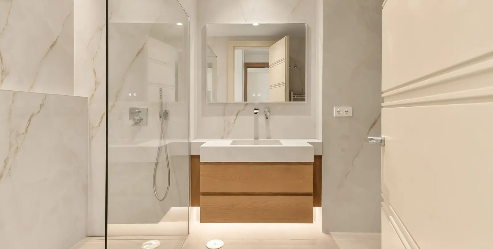 Sale of middle floor apartment in The Golden Mile 14