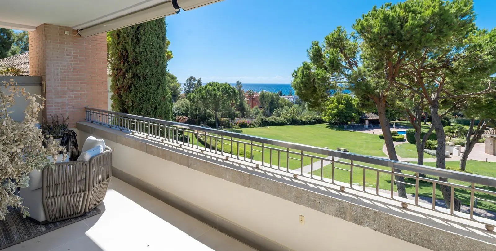 Sale of middle floor apartment in The Golden Mile 15