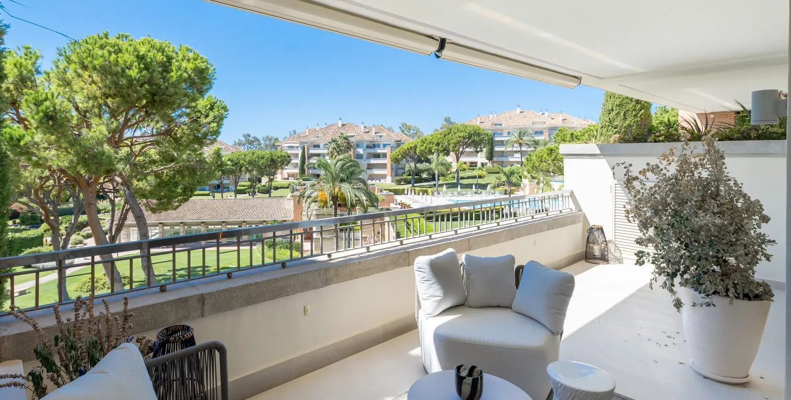 Sale of middle floor apartment in The Golden Mile 16