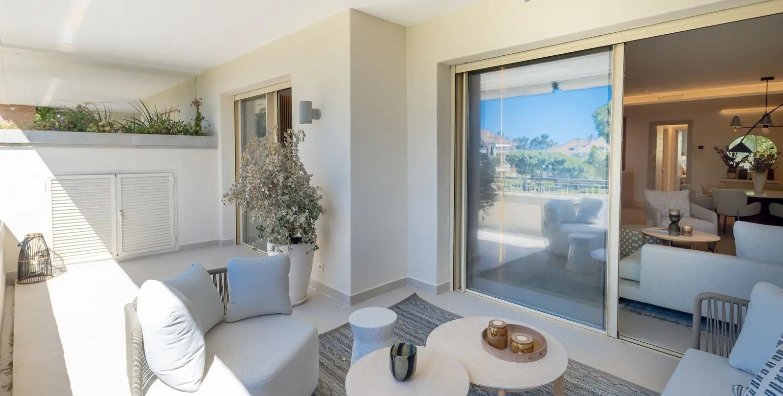 Sale of middle floor apartment in The Golden Mile 17