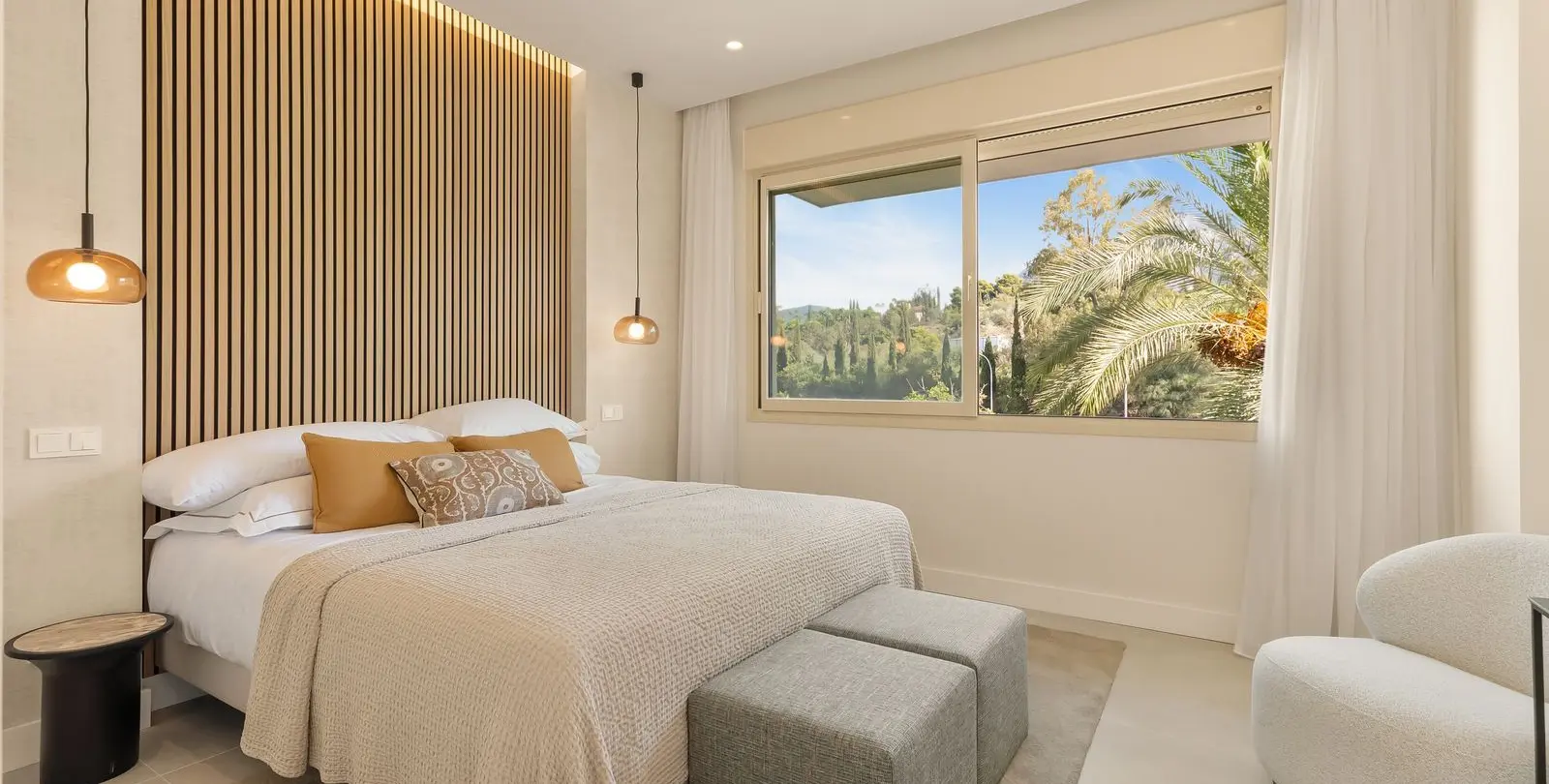 Sale of middle floor apartment in The Golden Mile 18