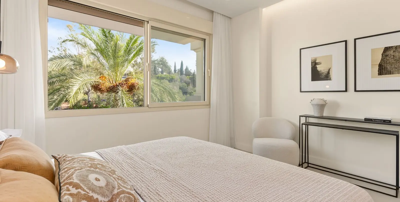 Sale of middle floor apartment in The Golden Mile 20