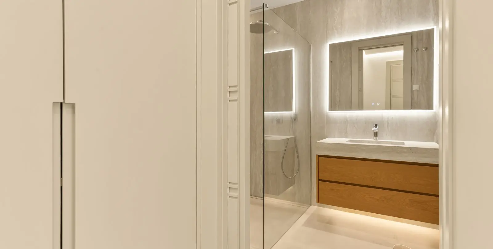 Sale of middle floor apartment in The Golden Mile 21