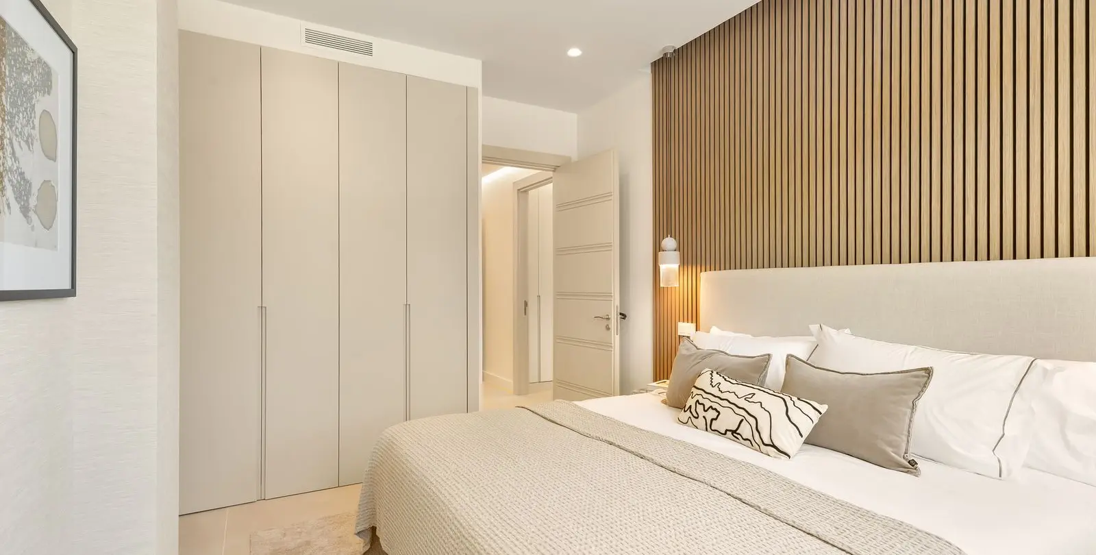 Sale of middle floor apartment in The Golden Mile 23