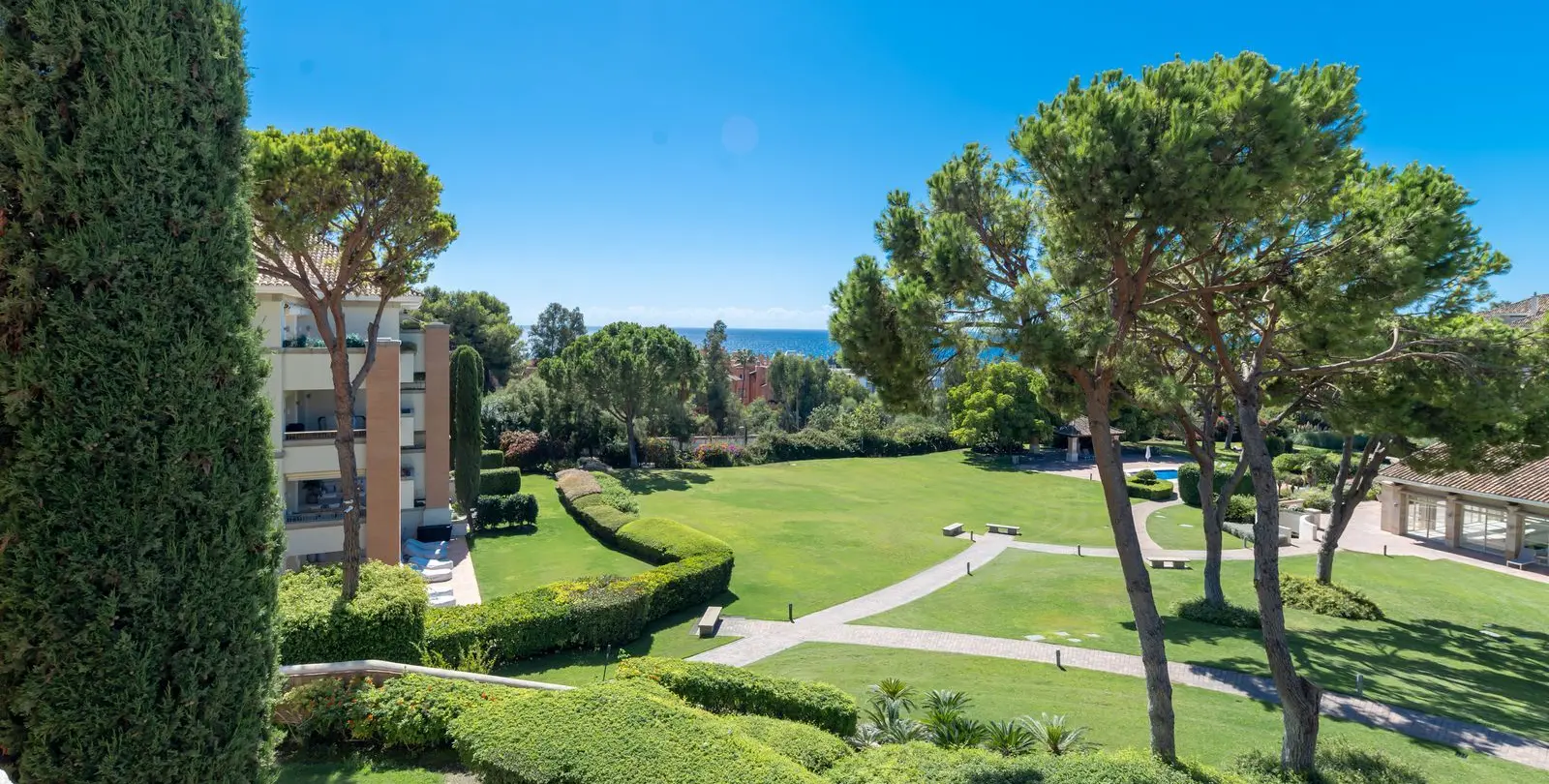 Sale of middle floor apartment in The Golden Mile 27