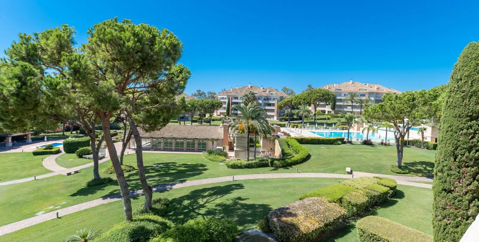 Sale of middle floor apartment in The Golden Mile 28