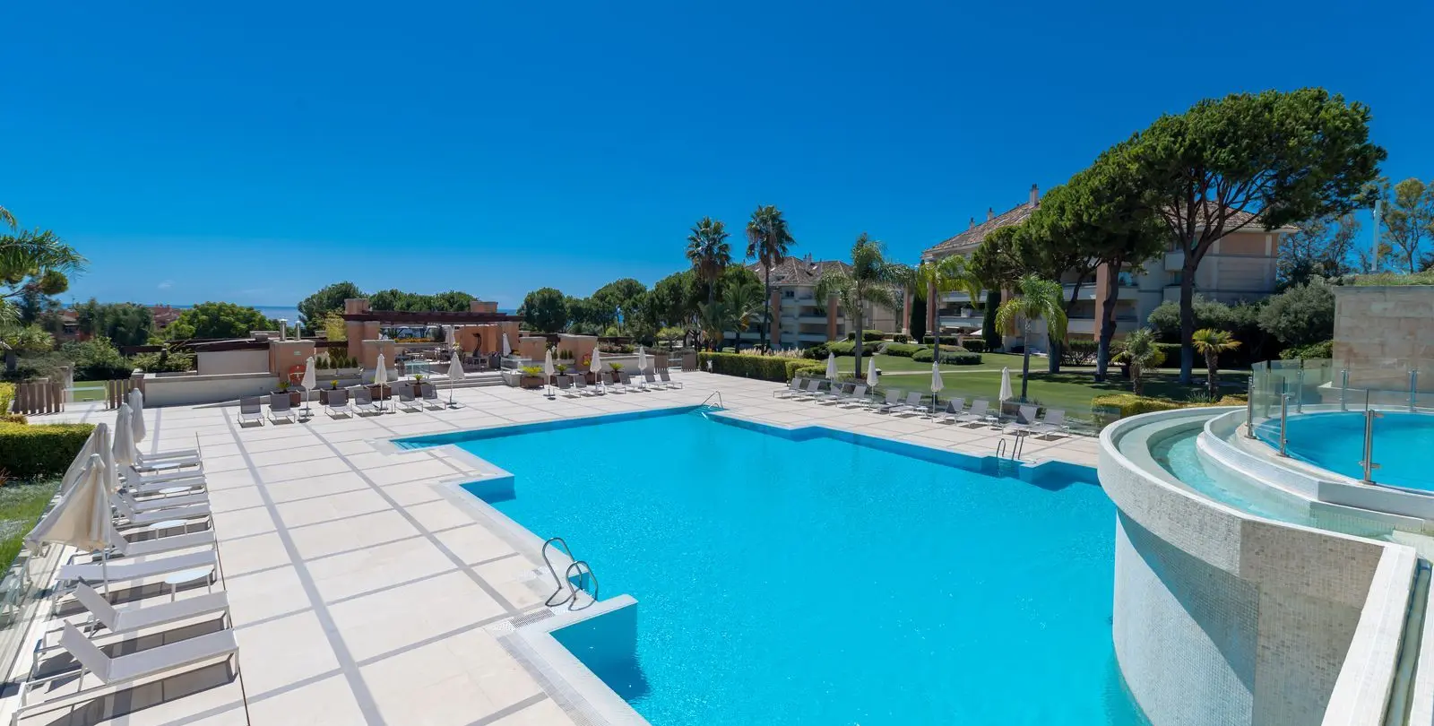 Sale of middle floor apartment in The Golden Mile 31