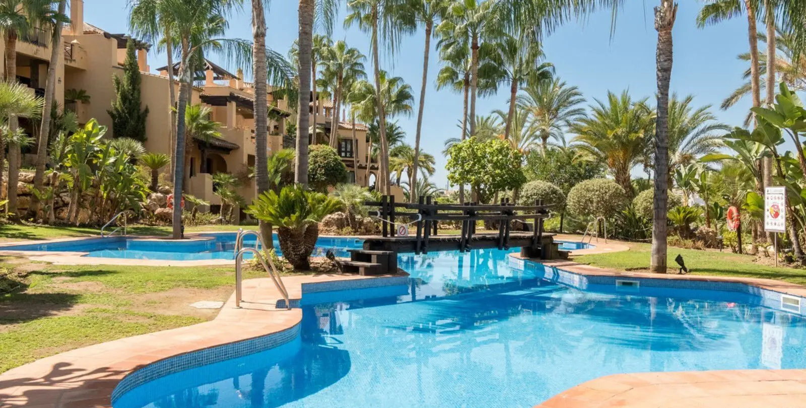 Sale of middle floor apartment in Estepona 1